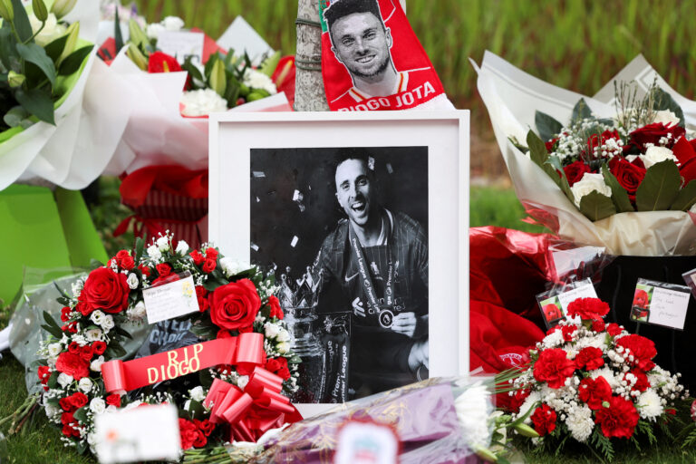 Diogo Jota, jucătorul lui Liverpool, plâns de familie și localnici la priveghiul din orașul natal