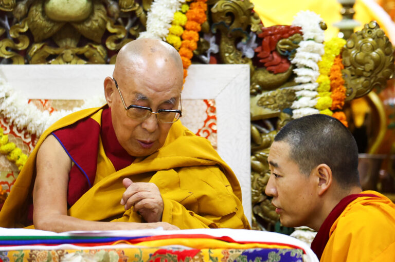 Dalai Lama împlinește 90 de ani și promite să sfideze China încă mulți ani