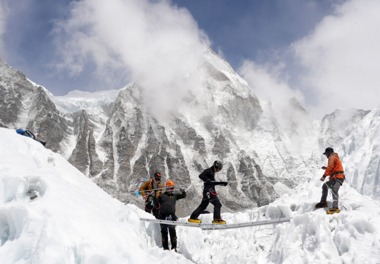 Nepal renunță la taxele de escaladă pentru aproape 100 de vârfuri montane, pentru a atrage alpiniști