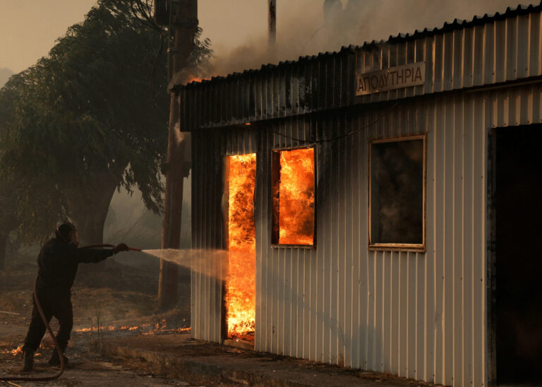 Incendii de vegetație devastează Grecia pentru a doua zi consecutiv, mii de persoane evacuate