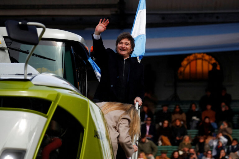 Cursă electorală strânsă va testa popularitatea lui Milei în Argentina