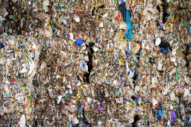 Țările încearcă un acord de ultim moment în negocierile blocate privind poluarea cu plastic
