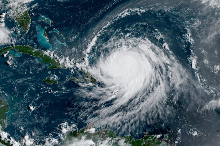 UPDATE-Uraganul Erin, primul al sezonului Atlantic 2025, retrogradat la categoria 3