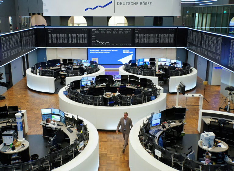Piețele globale se pregătesc pentru o săptămână instabilă pe fondul presiunilor SUA asupra Ucrainei