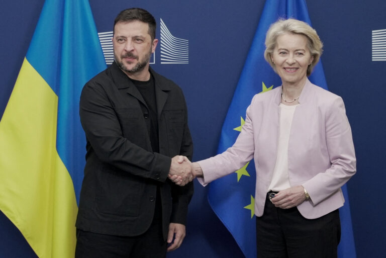 Zelenski, sprijinit de liderii europeni, merge la Washington în timp ce Trump face presiuni pentru un acord cu Rusia