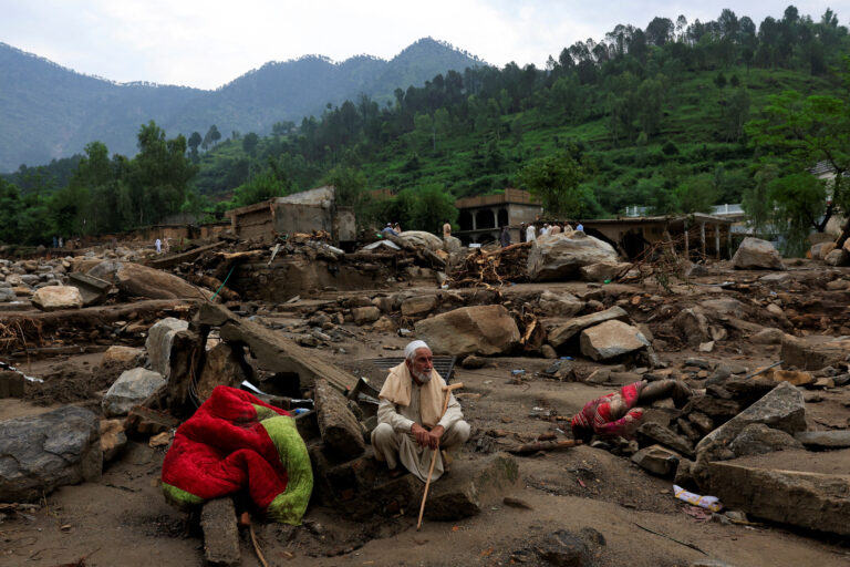 Pakistan reia operațiunile de salvare în zonele afectate de inundații; peste 300 de decese