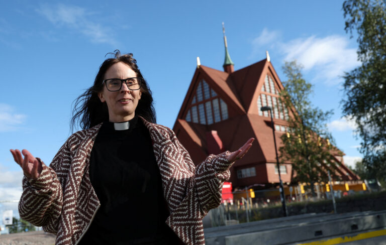 Biserica de lemn din Kiruna pornește într-o călătorie lentă pentru a scăpa de tasarea solului
