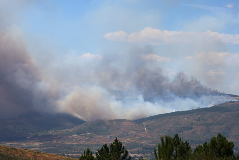 Incendiile uriașe din Spania se stabilizează, vremea mai rece dă speranțe că ce e mai rău a trecut