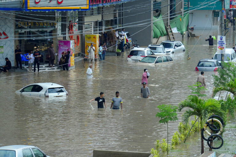 Inundații și haos în Karachi: Ploi torențiale afectează milioane de locuitori