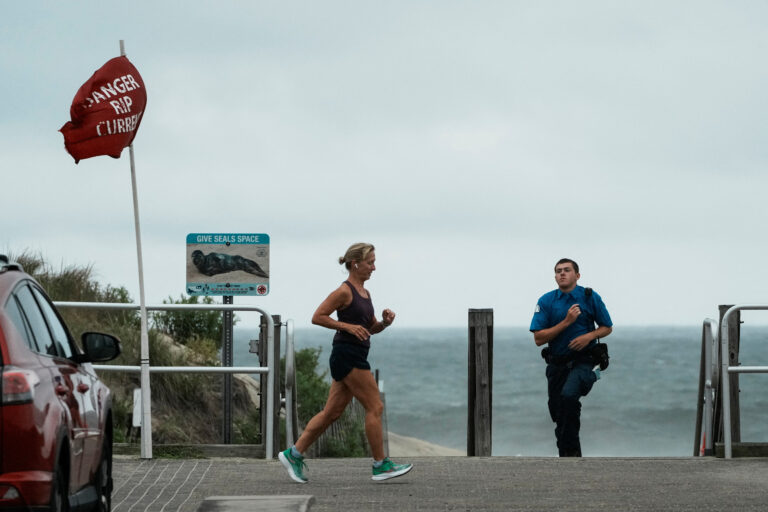 UPDATE-Uraganul Erin amenință Outer Banks din Carolina de Nord cu valuri periculoase