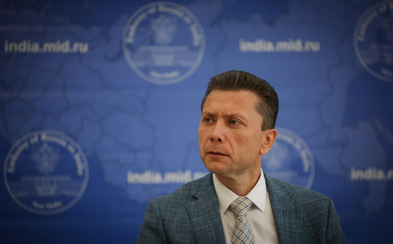 Rusia se așteaptă ca India să continue importurile de petrol și propune discuții trilaterale cu China și India