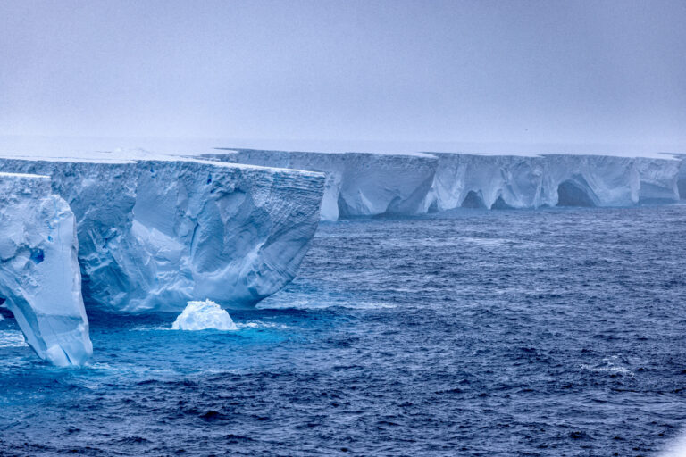 Pierderea rapidă a gheții din Antarctica ar putea declanșa un punct critic climatic