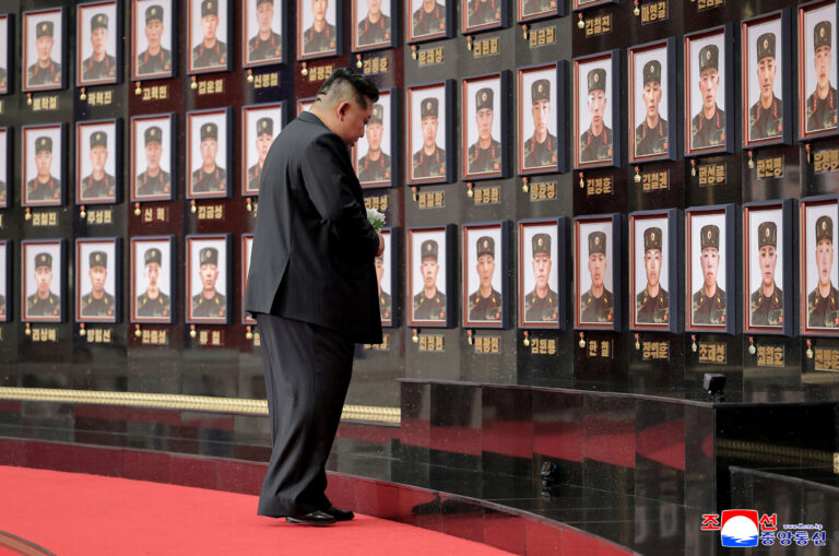 Kim Jong Un îl laudă pe „eroii” săi: onorează soldați care au luptat pentru Rusia și îmbrățișează copiii rămași orfani (VIDEO)