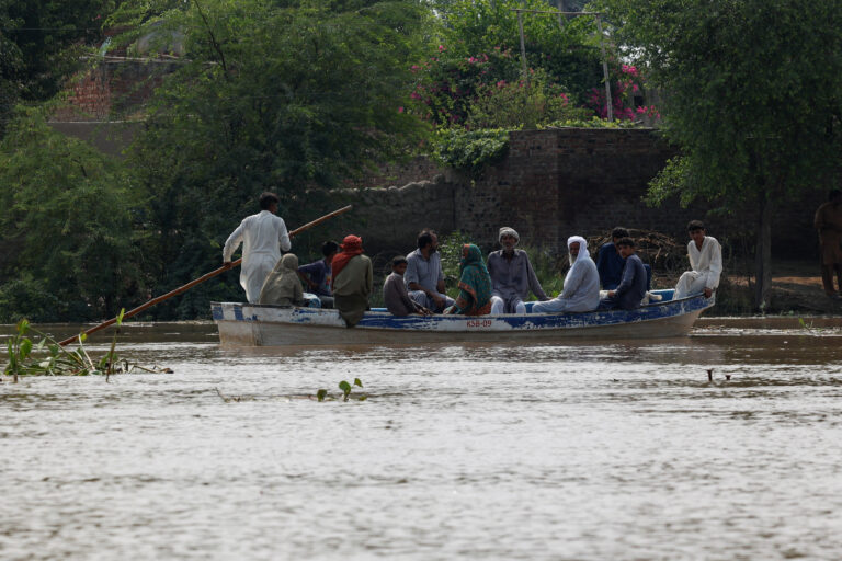 Pakistan evacuează 150.000 de persoane după avertizarea de inundații transmisă de India