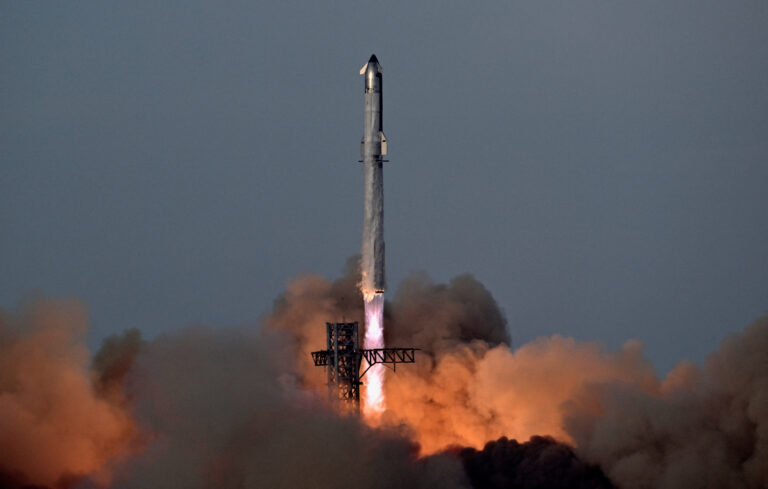 SpaceX Starship depășește problemele de dezvoltare și lansează primii sateliți simulati