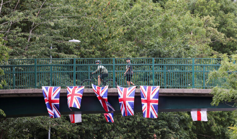Steagurile Angliei, simbol al mândriei sau al diviziunii? Proteste anti-imigrație în orașe britanice