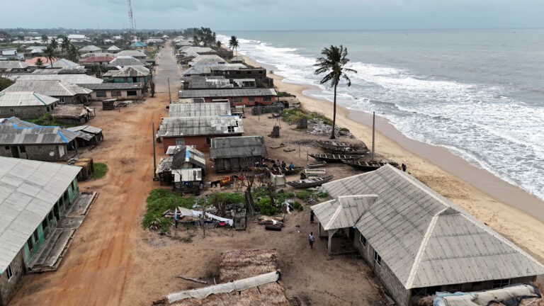 Valurile oceanice distrug comunitatea de coastă din Nigeria, în timp ce promisiunile Commonwealth rămân fără rezultat