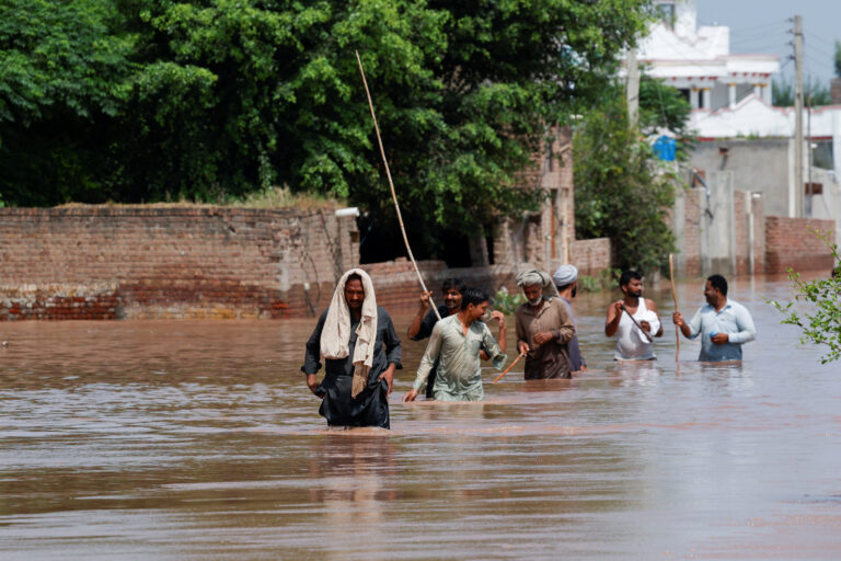 Două orașe din Pakistan, în pericol de inundații dacă barajul de pe râu cedează, avertizează oficialii