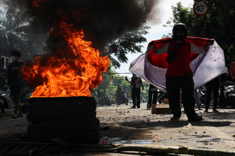 Proteste în Indonezia: Studenții promit manifestații după ce un tânăr a fost ucis la demonstrațiile din Jakarta