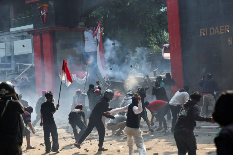 Moartea unui civil lovește puternic încrederea publică: proteste masive în Indonezia, primul mare test pentru președinția lui Prabowo