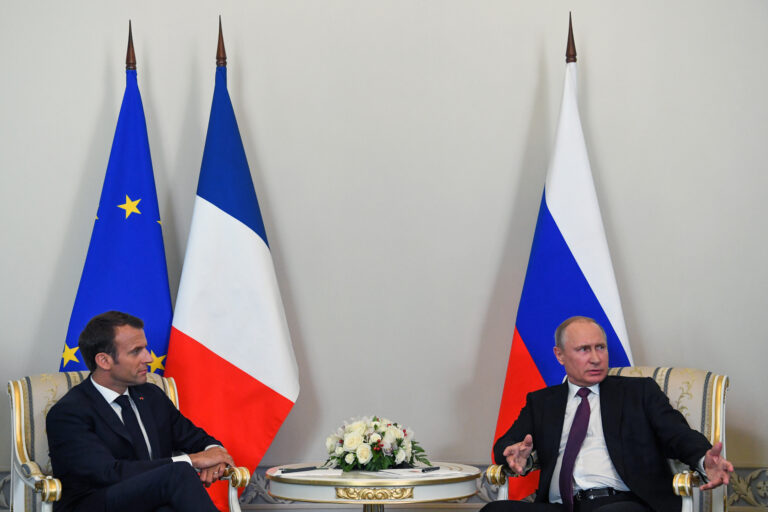 Rusia acuză: Macron a depășit limita decenței numindu-l pe Putin „o amenințare la porțile noastre”