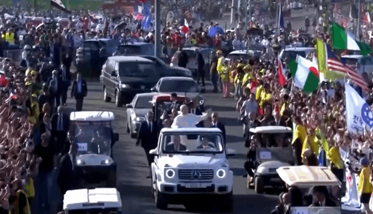 Papa Leon sosește pentru a oficia slujba în fața a sute de mii de tineri catolici (VIDEO)