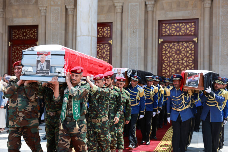 Mii de oameni la funeraliile liderilor Houthi uciși într-un atac israelian, promisiuni de răzbunare