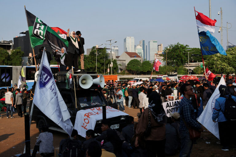 Poliția din Indonezia folosește gaze lacrimogene lângă campusuri universitare. Organizațiile pentru drepturile omului critică reacția forțelor de ordine