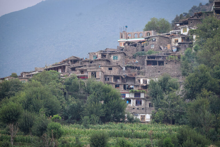 Salvatorii din Afganistan încearcă să ajungă în satele montane afectate de cutremur