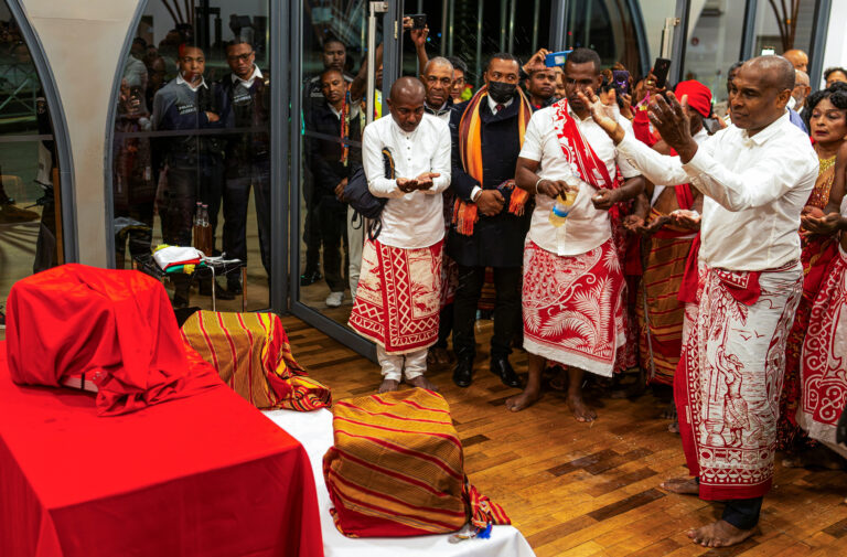 Madagascar primește trei cranii umane din perioada colonială returnate de Franța