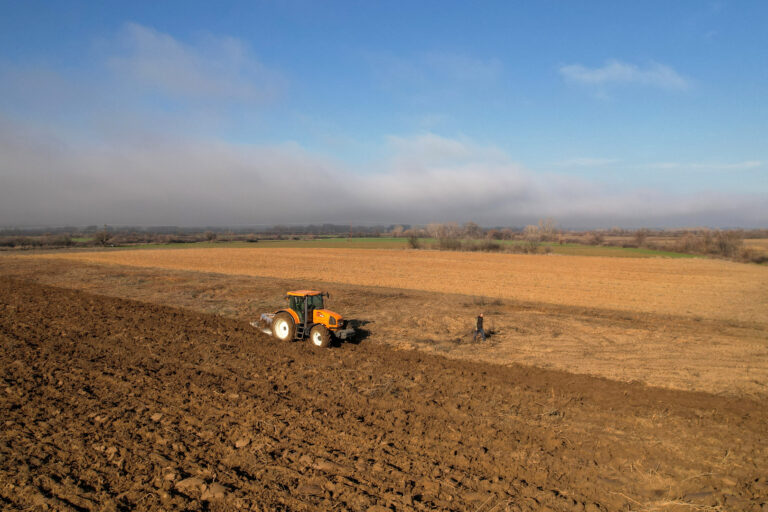 Grecia: Fermierii au fraudat peste 22 de milioane de euro din fonduri agricole UE, afirmă ministrul