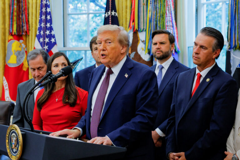 SUA: Armata americană ucide 11 persoane într-un atac asupra unei presupuse nave cu droguri din Venezuela, spune Trump