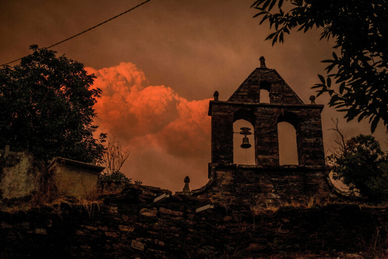 Fenomenele meteorologice care au provocat incendiile din Iberia sunt de 40 de ori mai probabile din cauza schimbărilor climatice