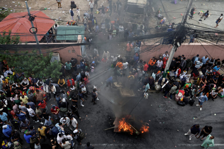 Soldați păzesc parlamentul din Nepal și patrulează străzile după două zile de proteste mortale