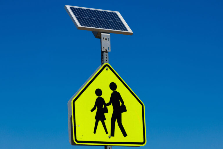 Exclusiv: SUA avertizează asupra dispozitivelor de comunicații ascunse în infrastructura rutieră solară