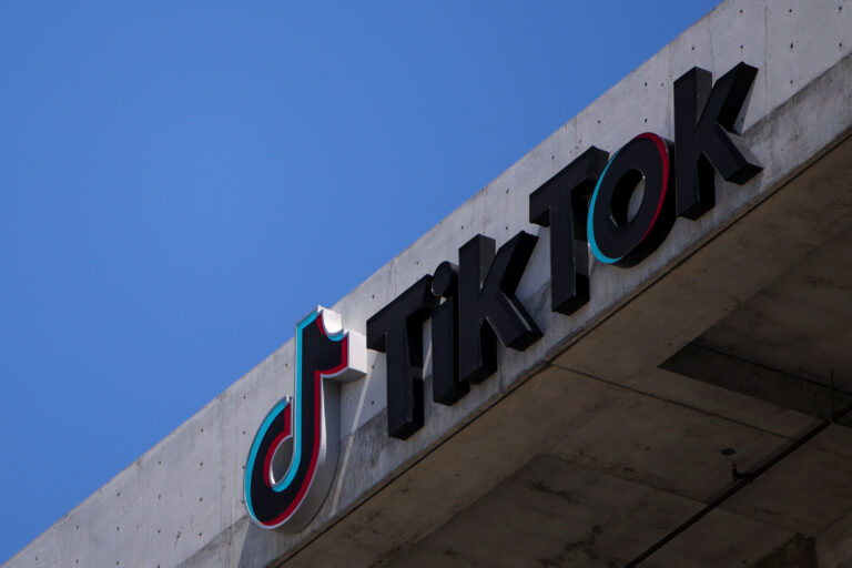 Alertă în Franța: TikTok acuzat că amenință viața utilizatorilor tineri