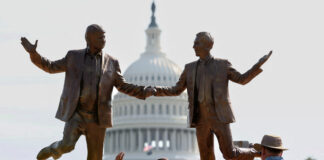 Statuia lui Trump și Epstein, înlăturată de pe National Mall din Washington