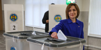 Moldovenii au început votul pentru alegerile parlamentare decisive