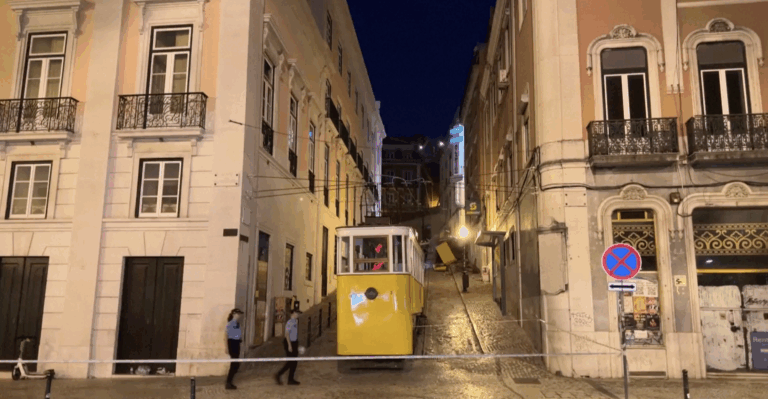 Poliția izolează zona accidentului unui funicular din Lisabona, soldat cu 15 morți