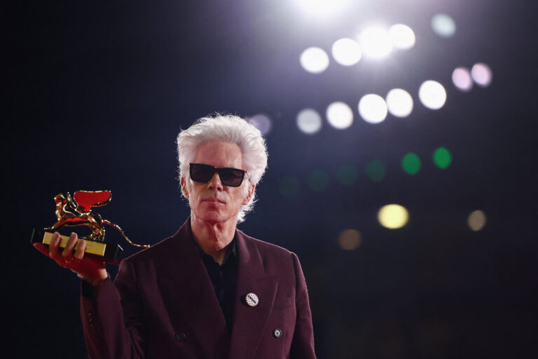 „Father Mother Sister Brother” de Jim Jarmusch – Leul de Aur la Veneția 2025