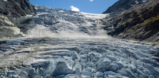 Ghețarii elvețieni s-au topit masiv după ninsoare redusă și val de căldură, spun oamenii de știință