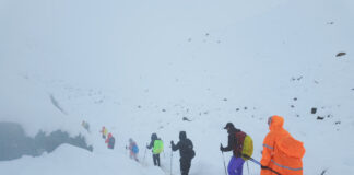 Sute de alpiniști evacuați de pe Everestul tibetan după o furtună de zăpadă devastatoare
