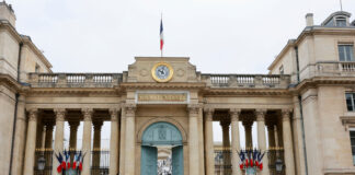 Macron îl însărcinează pe premierul demisionar să poarte discuții de ultimă oră pentru a încheia criza