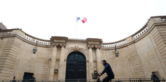 Criza politică din Franța aruncă bugetul pe 2026 în zona de pericol: de ce demisia guvernului complică situația economică