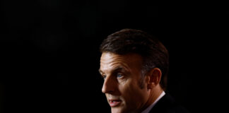 Macron rătăcește singur pe malul Senei, în timp ce controlul asupra viitorului său se destramă