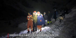 Peste 800 de persoane blocate în apropierea Everestului au fost evacuate în siguranță