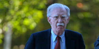 Fostul consilier al lui Trump, John Bolton, s-a predat după acuzații de gestionare necorespunzătoare a informațiilor clasificate