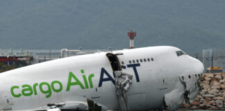 Tragedie la Hong Kong: Aeronavă cargo derapează pe pistă, doi angajați morți