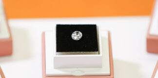 Diamantele sintetice își pierd strălucirea: consumatorii revin la pietrele naturale