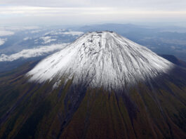 Muntele Fuji acoperit de zăpadă pentru prima dată în această iarnă. Fenomenul a venit cu 21 de zile mai târziu decât de obicei